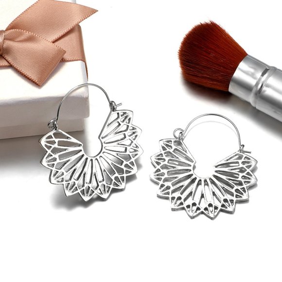 🌺Openwork Triangle Semicircular hoop Earring - Picture 11 of 16